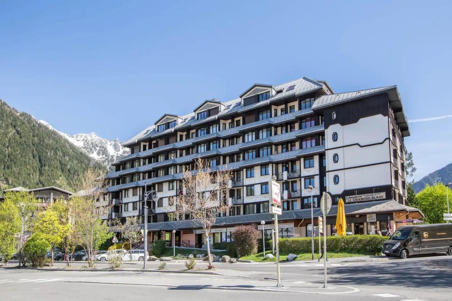 Vue MontBlanc magique en centre-ville avec parking Chamonix Extérieur photo